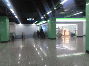 巨峰路駅構内のファミリーマート