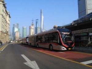 外灘駅停車中の71路バス